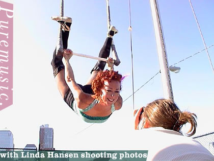 Jonatha Brooke (trapese) & Linda Hansen (camera)